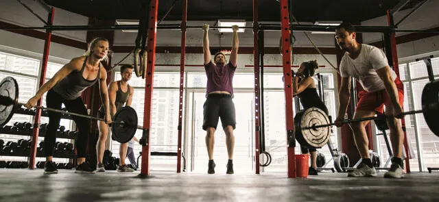 Ludzie trenujący CrossFit przykładowe WODy