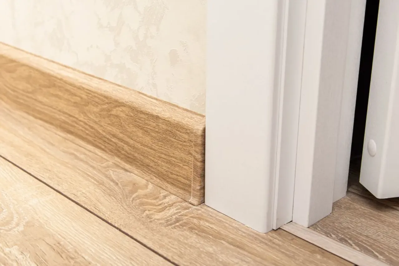 rodzaje listew przypodłogowych MDF PCV drewno