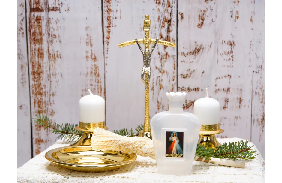 przedmioty do poświęcenia domu woda święcona świeca krzyż pismo święte