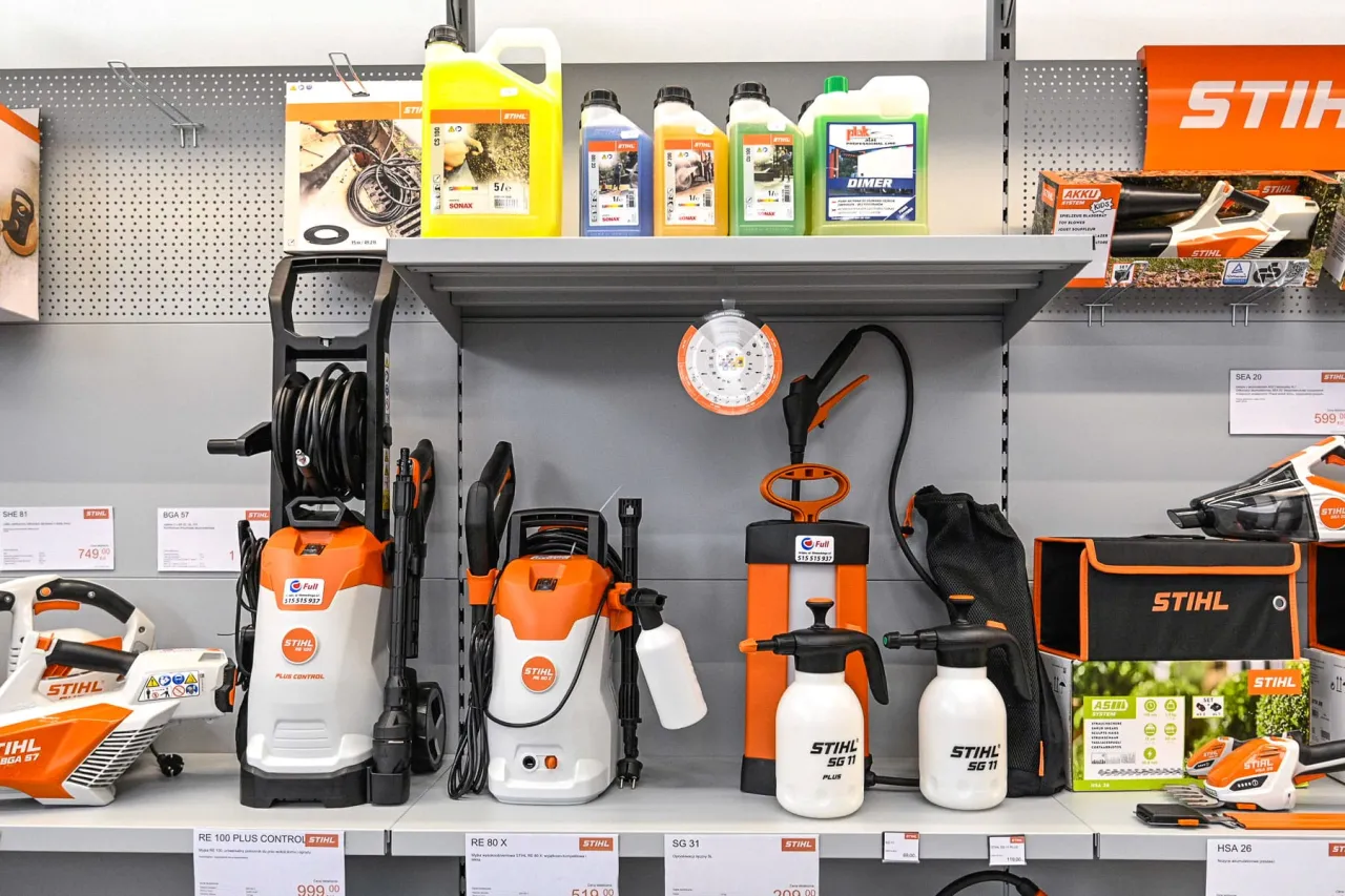 zabawkowa kosa Stihl na baterie i akumulator porównanie