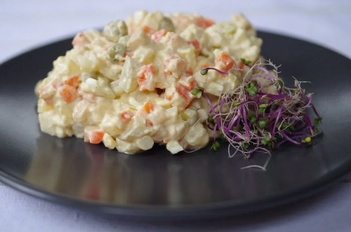 różne składniki do sałatki jarzynowej, świeże warzywa, zioła, orzechy