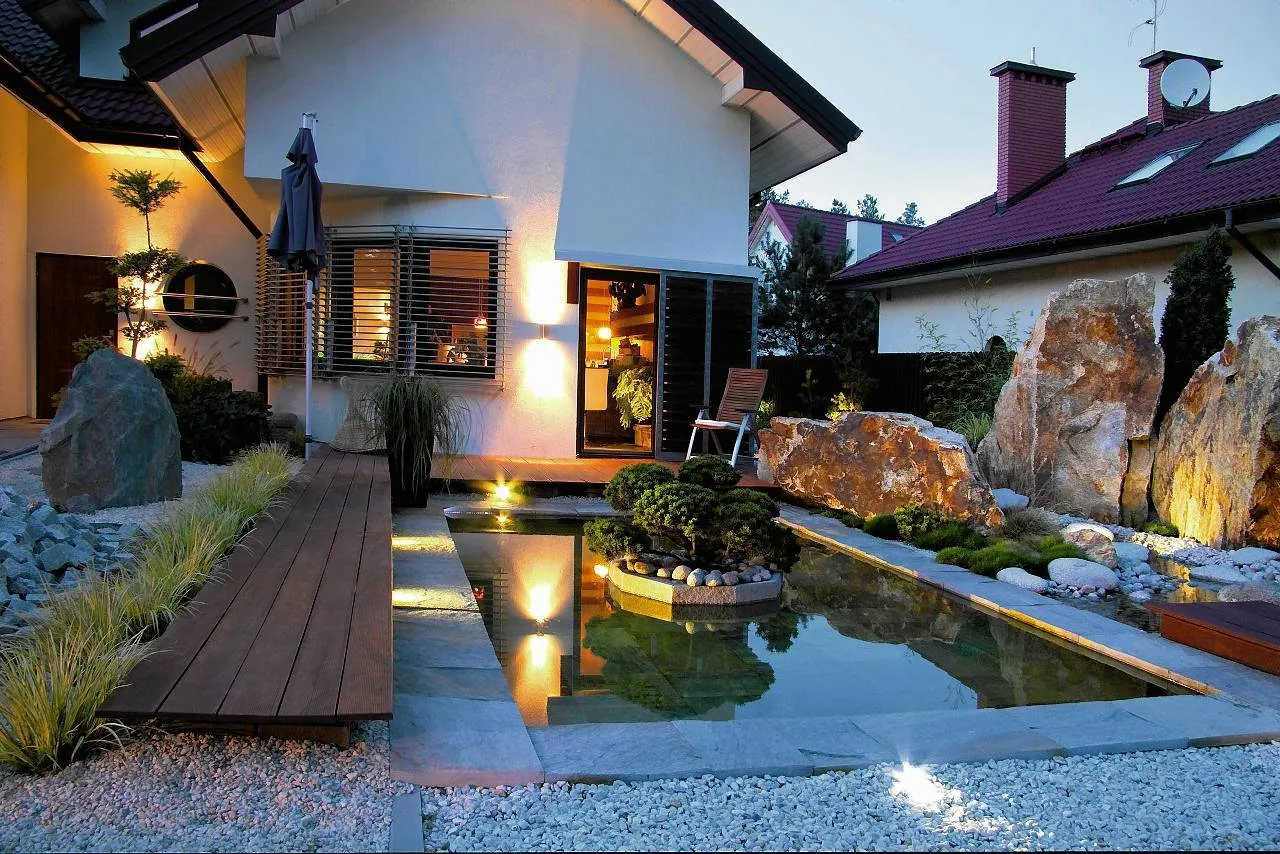 Mała architektura w ogrodzie oświetlenie ścieżki