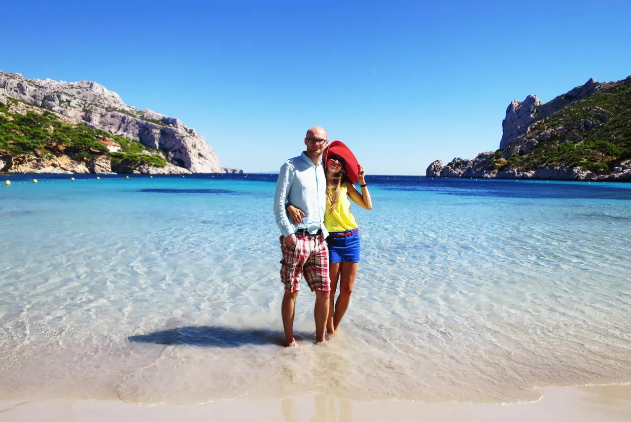 Para na Lazurowym Wybrzeżu Francja, w płytkiej, krystalicznie czystej wodzie, cieszy się słońcem.