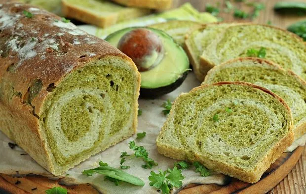 zdrowy chleb pełnoziarnisty z awokado