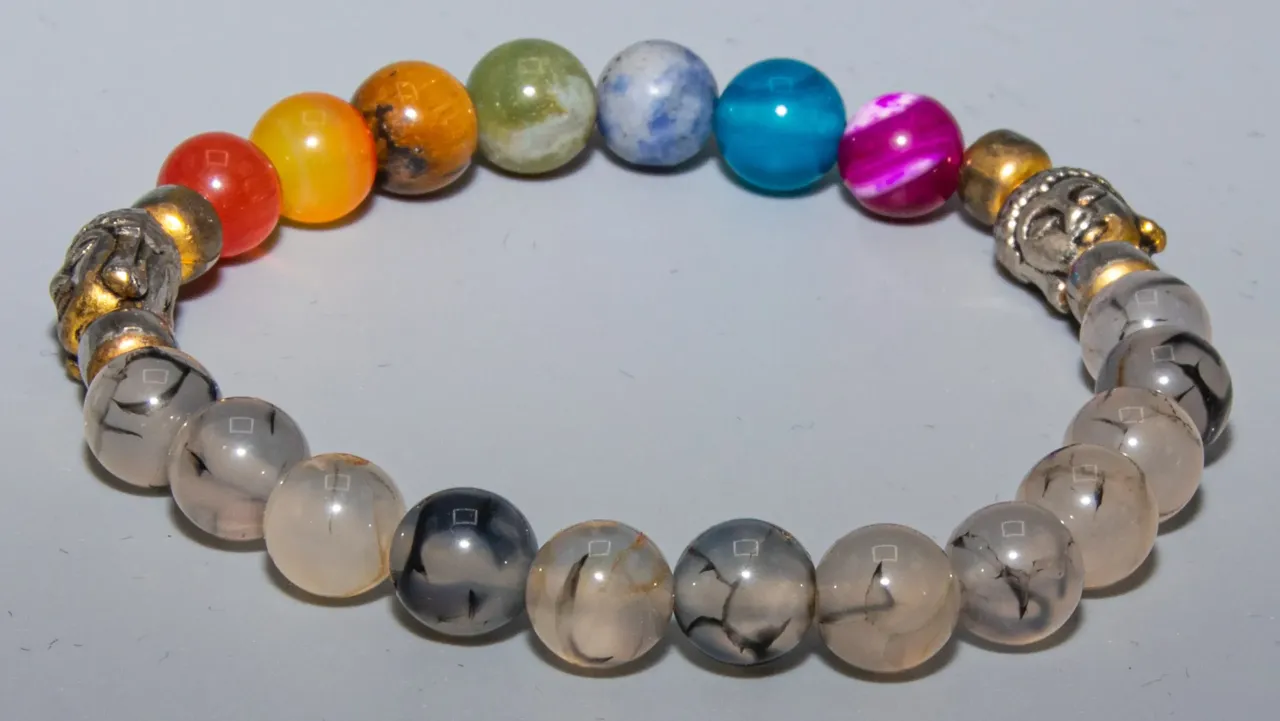 Bransoletka 7 czakr na nadgarstku, zbliżenie na kamienie