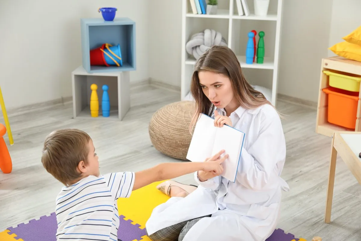 Dziecko z rodzicem podczas wizyty u neurologopedy