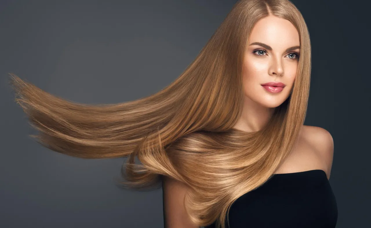 Kobieta z pięknymi, zdrowymi włosami