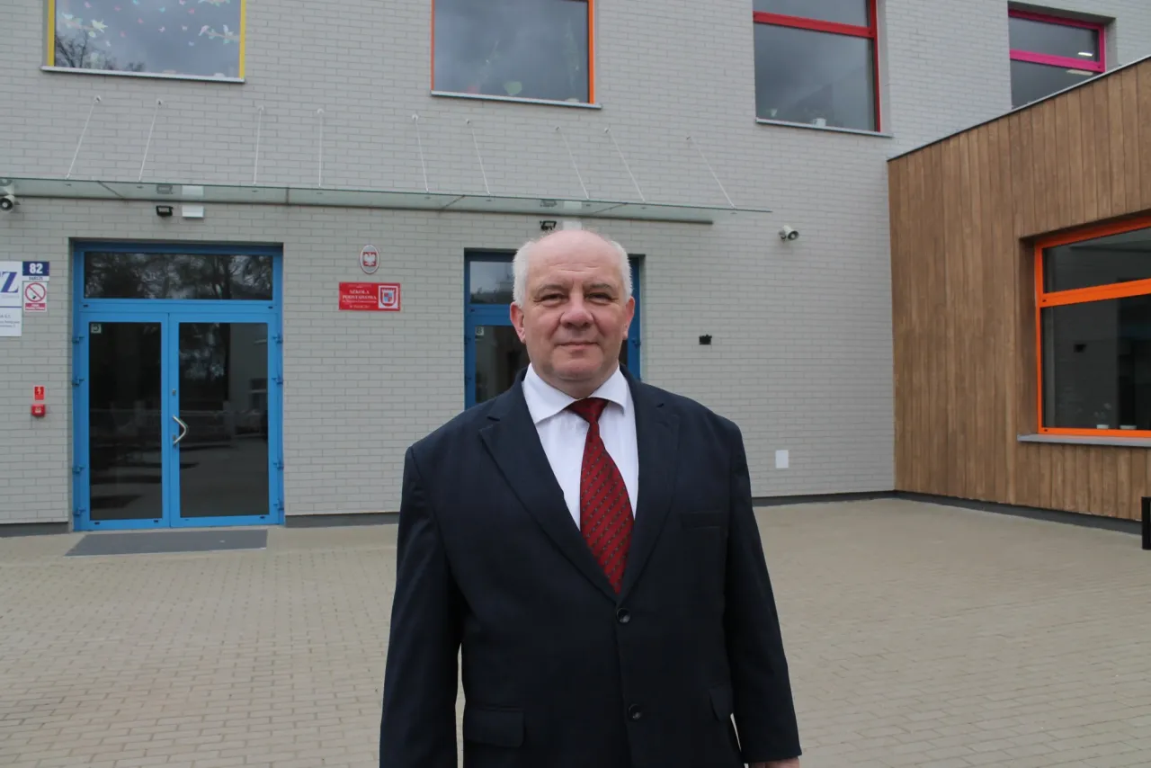 pracownicy szkoły administracja obsługa nauczyciel