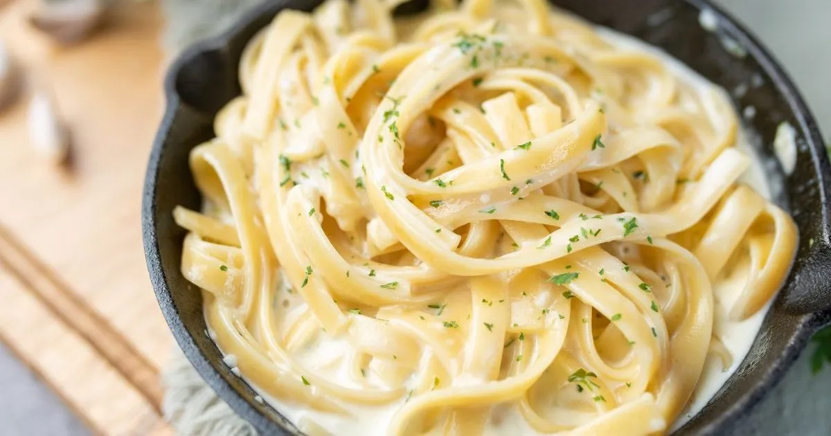 szybki obiad wegetariański makaron patelnia