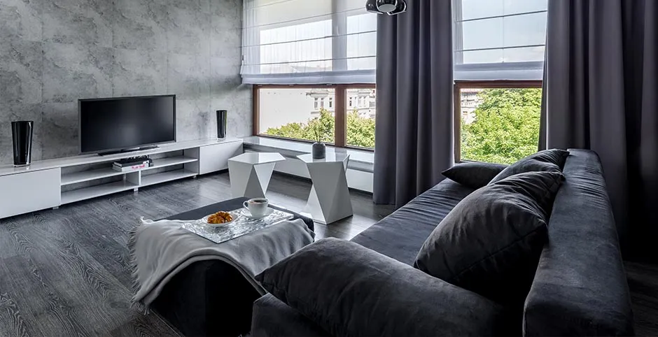 Salon z jasną podłogą i ciemnymi meblami kontrast