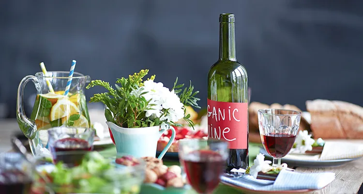 kieliszki wina wytrawnego i jedzenie na diecie