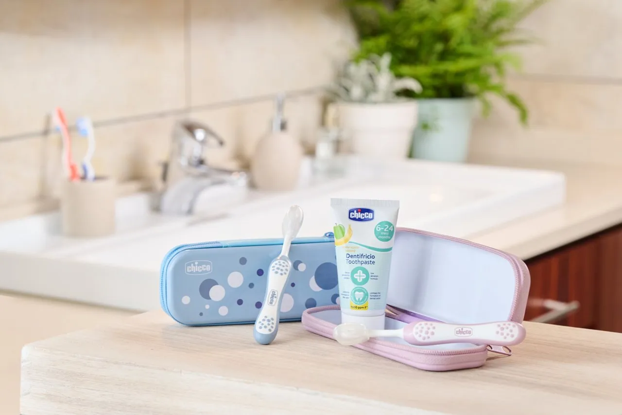 higiena pierwszych zęb&oacute;w niemowlaka szczoteczka pasta