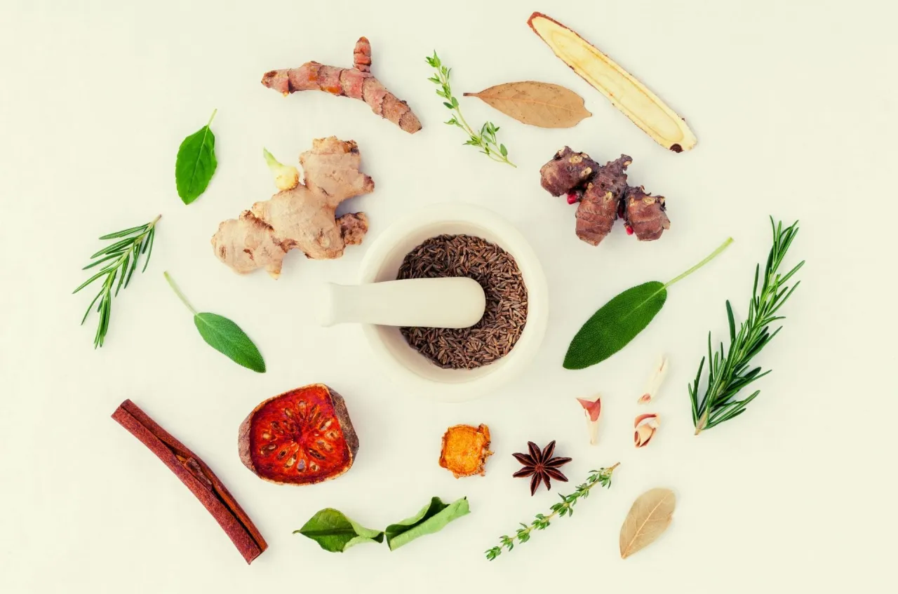 r&oacute;żne herbaty ziołowe na b&oacute;l głowy