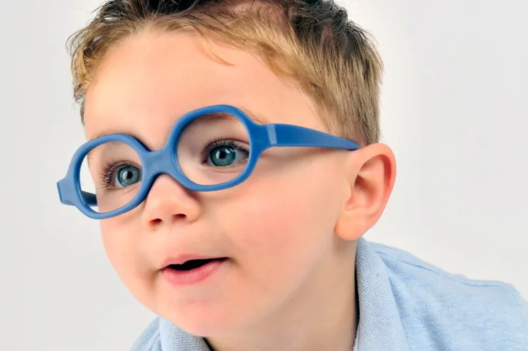 dziecko w okularach korekcyjnych