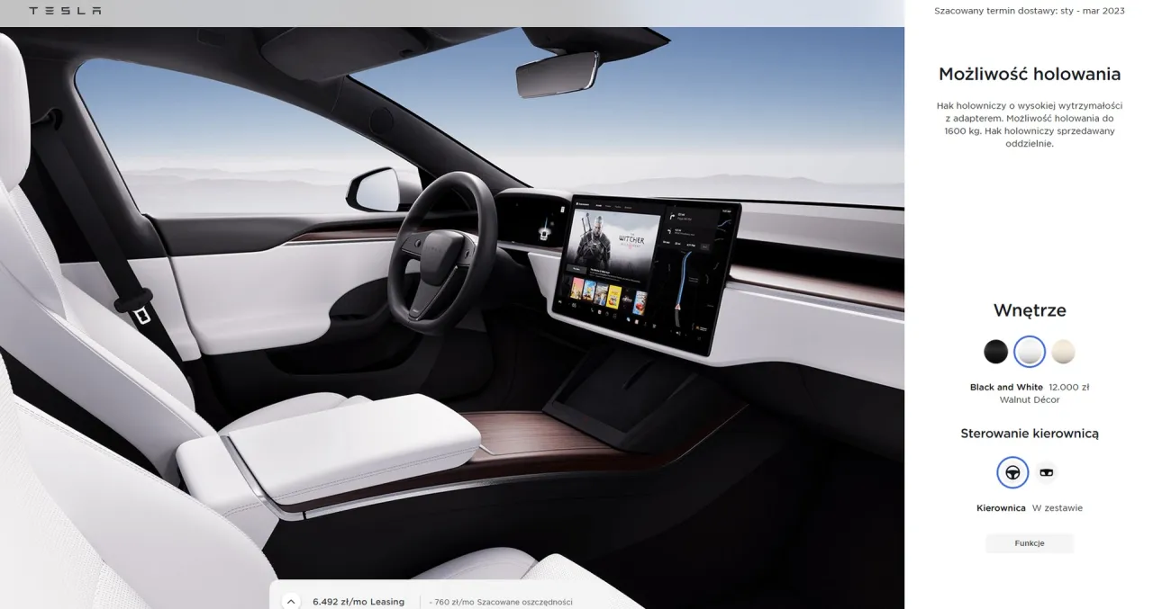 Wnętrze Tesli Model S z białymi fotelami i dużym ekranem. Sprawdź, ile kosztuje Tesla Model S i jakie ma opcje wyposażenia.