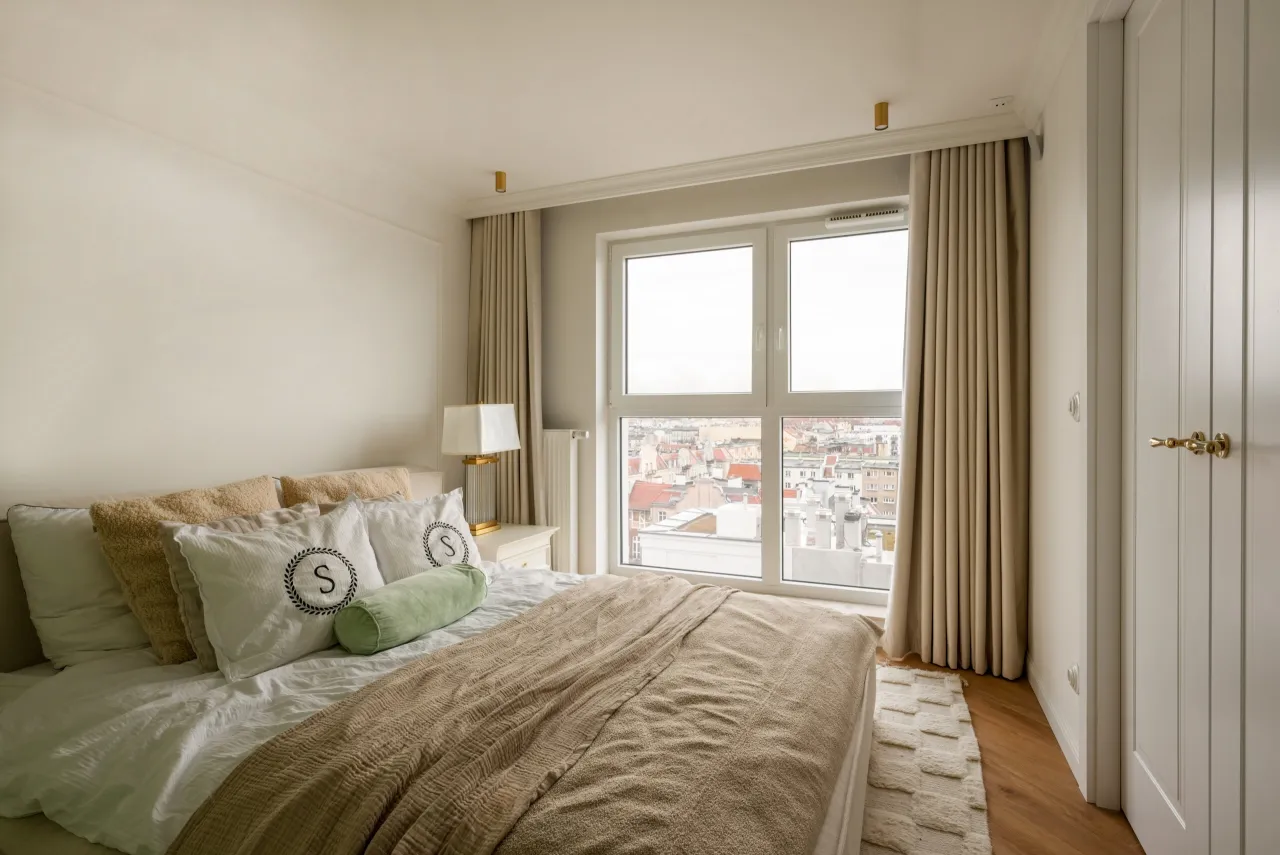 Montaż karnisza pod sufitem