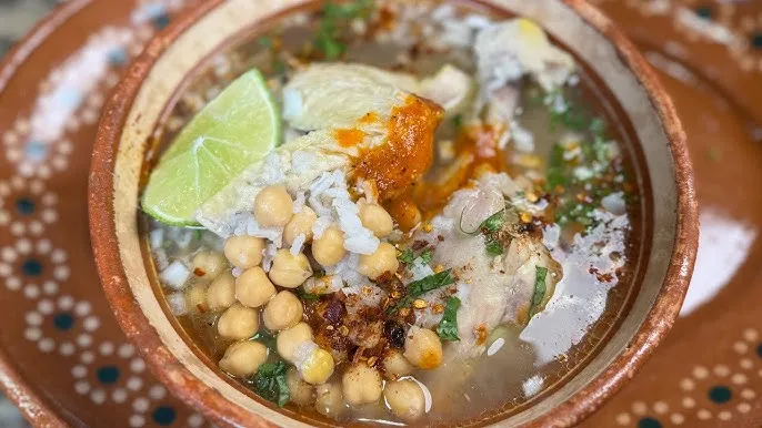 sopa de pollo con hierbabuena y garbanzos