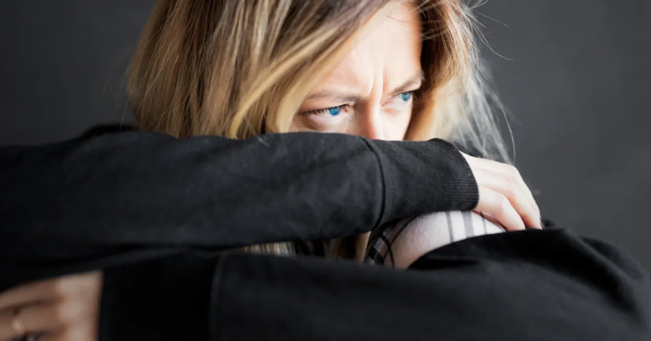 Osoba zaniepokojona, rozmyślająca w stresie