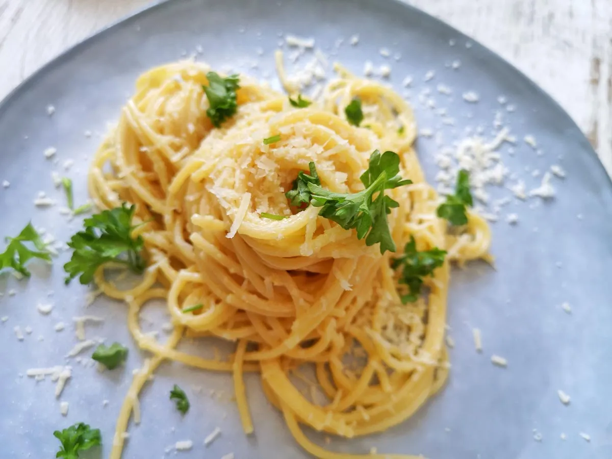 Spaghetti al limone na talerzu