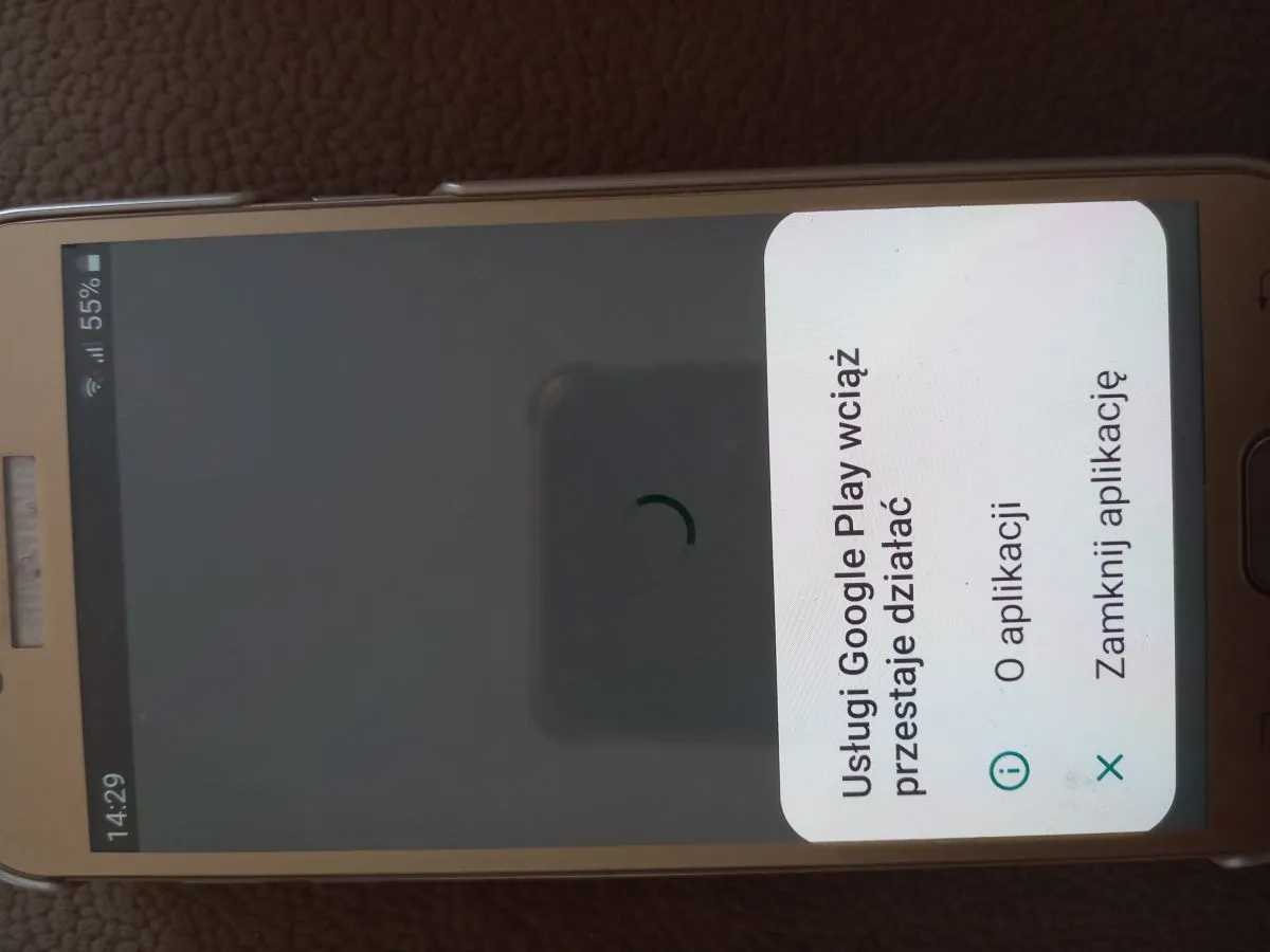 telefon z komunikatem błędu aktualizacji google play