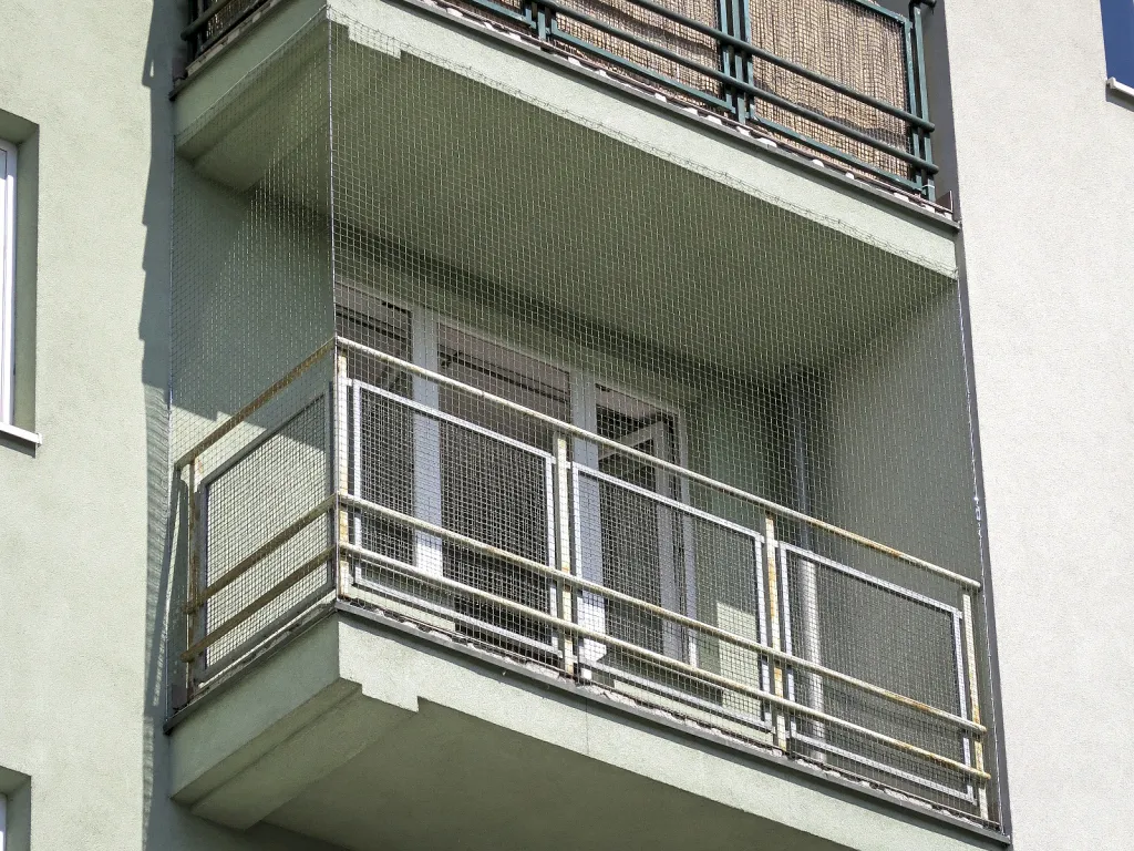 Montaż siatki ochronnej na balkon przed ptakami