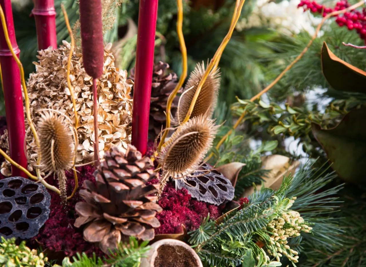 ekologiczne stroiki na cmentarz mech szyszki kora