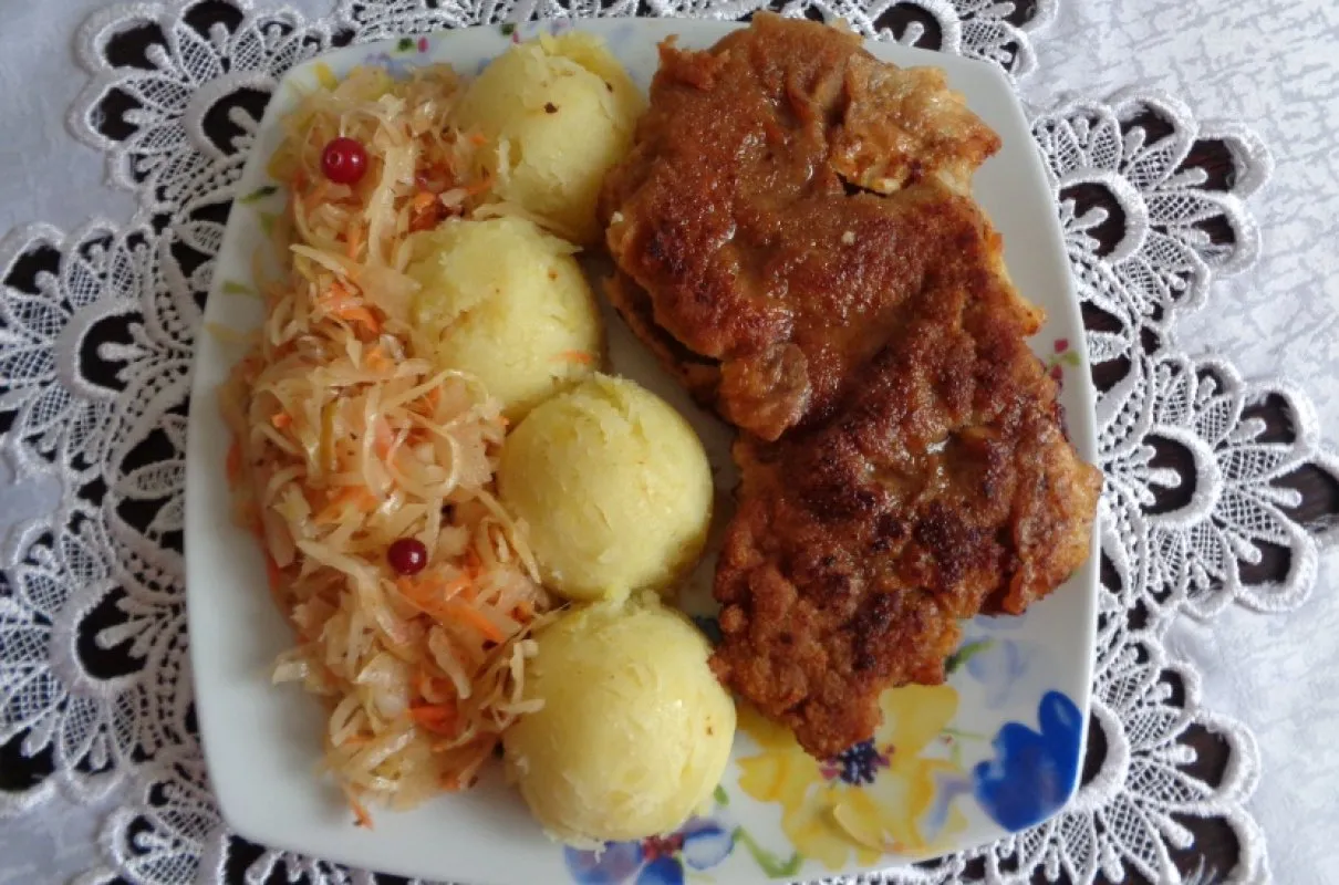 Zdjęcie Jakie mięso do surówki z kiszonej kapusty – idealne połączenia smaków