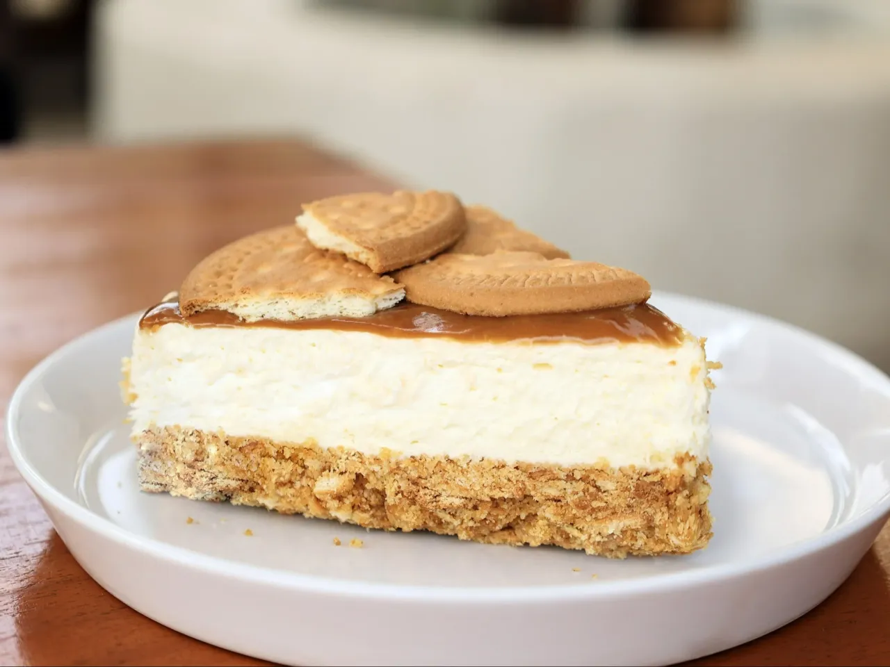 Pyszny sernik na kruchym spodzie, polany karmelem i ozdobiony ciasteczkami. Idealny przepis, jak zrobić sernik!