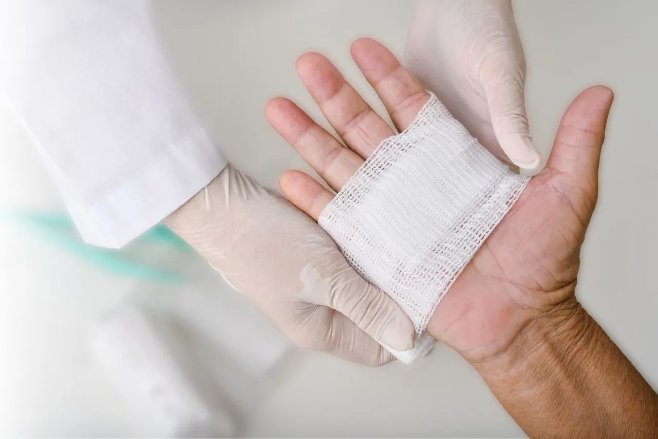 Rodzaje opatrunk&oacute;w na odleżyny hydrokoloidowe hydrożelowe piankowe alginianowe ze srebrem