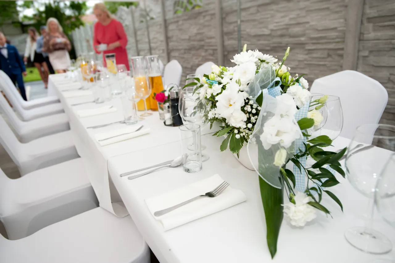 Stół z różnymi napojami na komunię