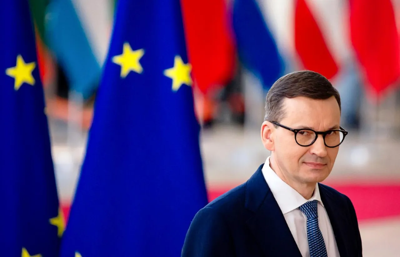 Mateusz Morawiecki na tle flag UE. Czy to on wprowadził zielony ład w Polsce?