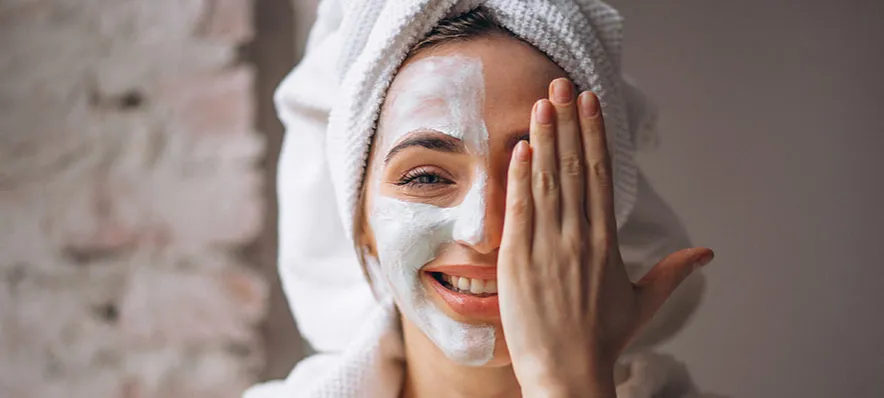 kobieta wykonująca codzienną pielęgnację twarzy