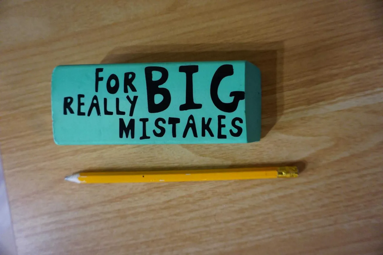 Biała gumka do ścierania na drewnie