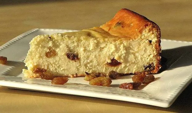 domowy sernik z rodzynkami