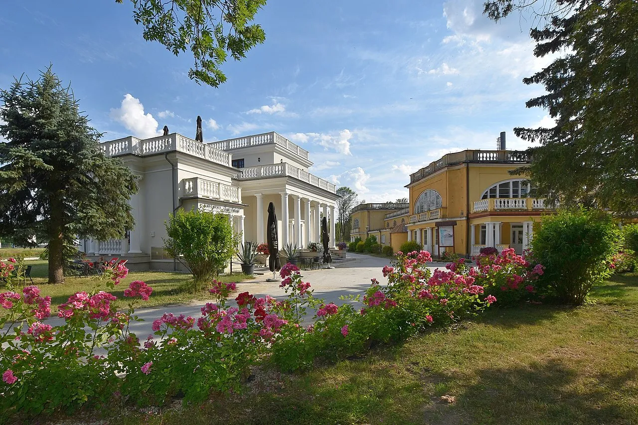 Sanatorium Świat Solec-Zdr&oacute;j z zewnątrz, Park Zdrojowy Solec-Zdr&oacute;j