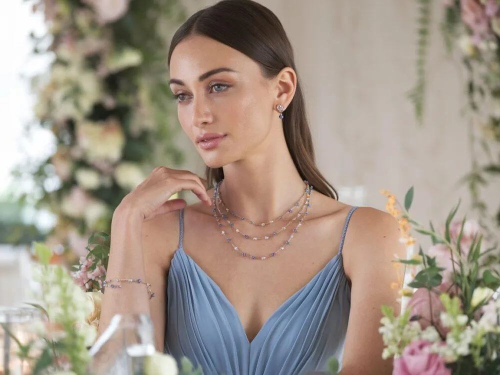 biżuteria z perłami, szafirami, rubinami do niebieskiej sukienki