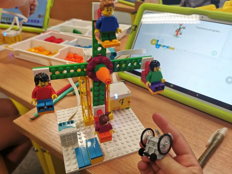 dzieci na zajęciach z robotyki z klockami LEGO