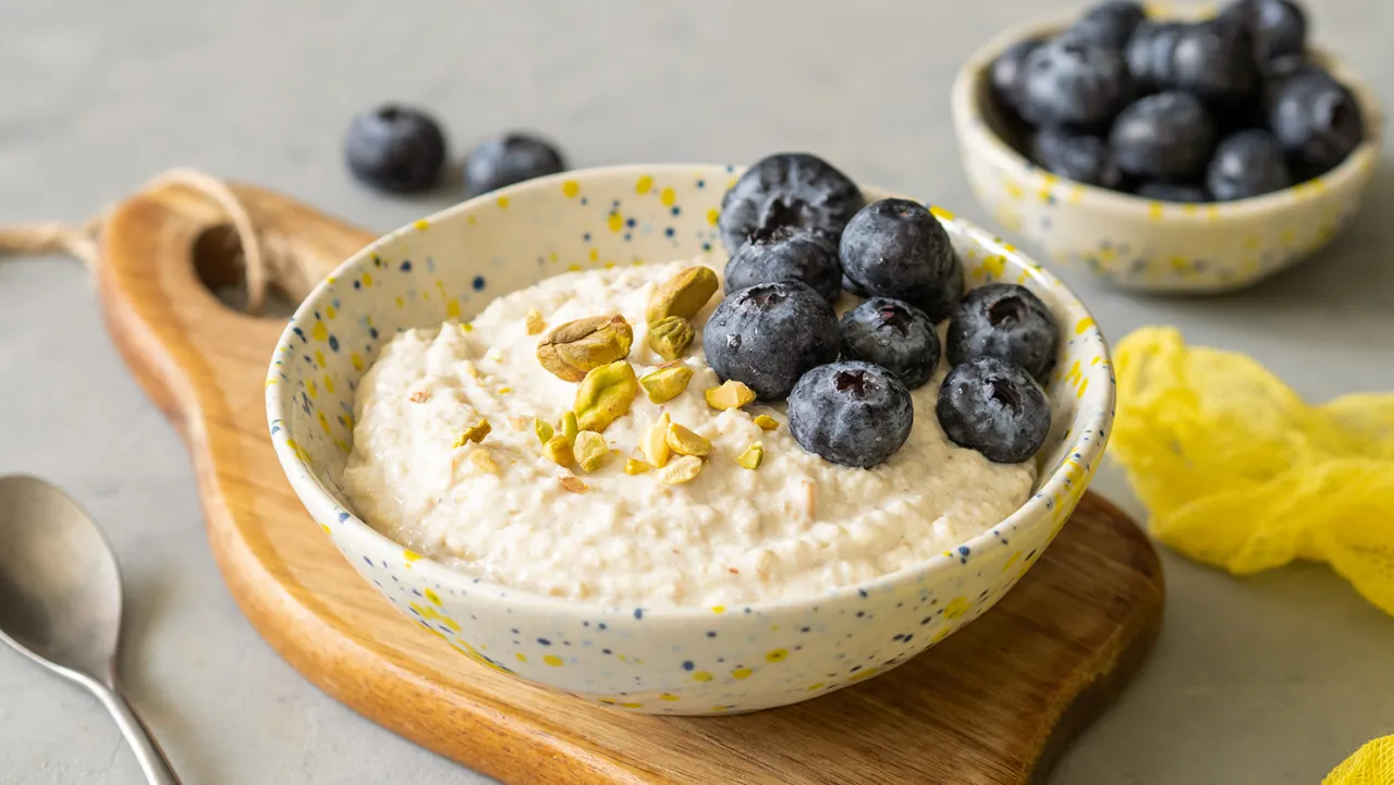 zdrowe słodkie śniadanie owsianka owoce