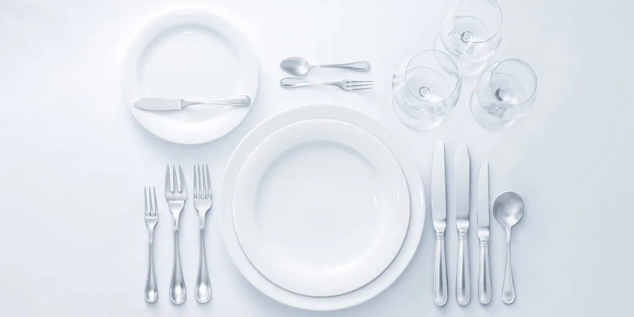 układy kieliszk&oacute;w na stole