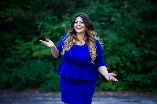 modelka plus size uśmiechnięta