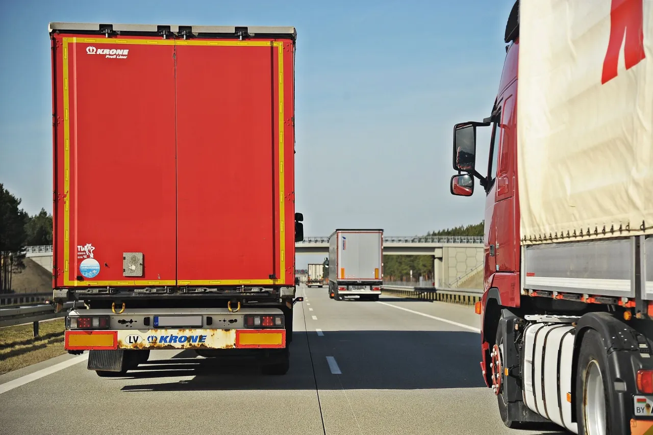Ciężar&oacute;wki na autostradzie. Kierowcy powinni znać taryfikator mandat&oacute;w dla ciężar&oacute;wek w Niemczech, by uniknąć kar.