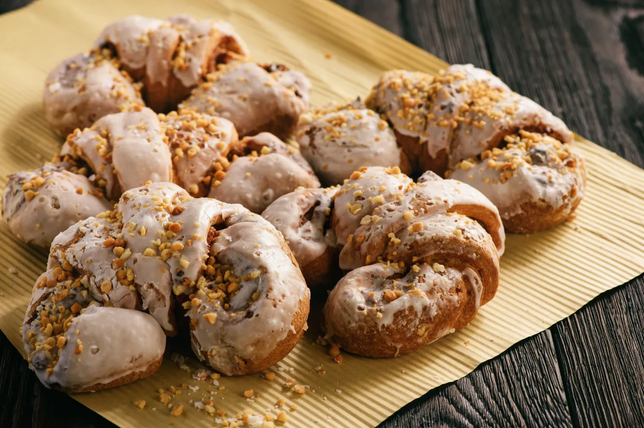 Pamiątki z Poznania, gdzie kupić? Te obwarzanki z lukrem i orzechami to idealny smak miasta.