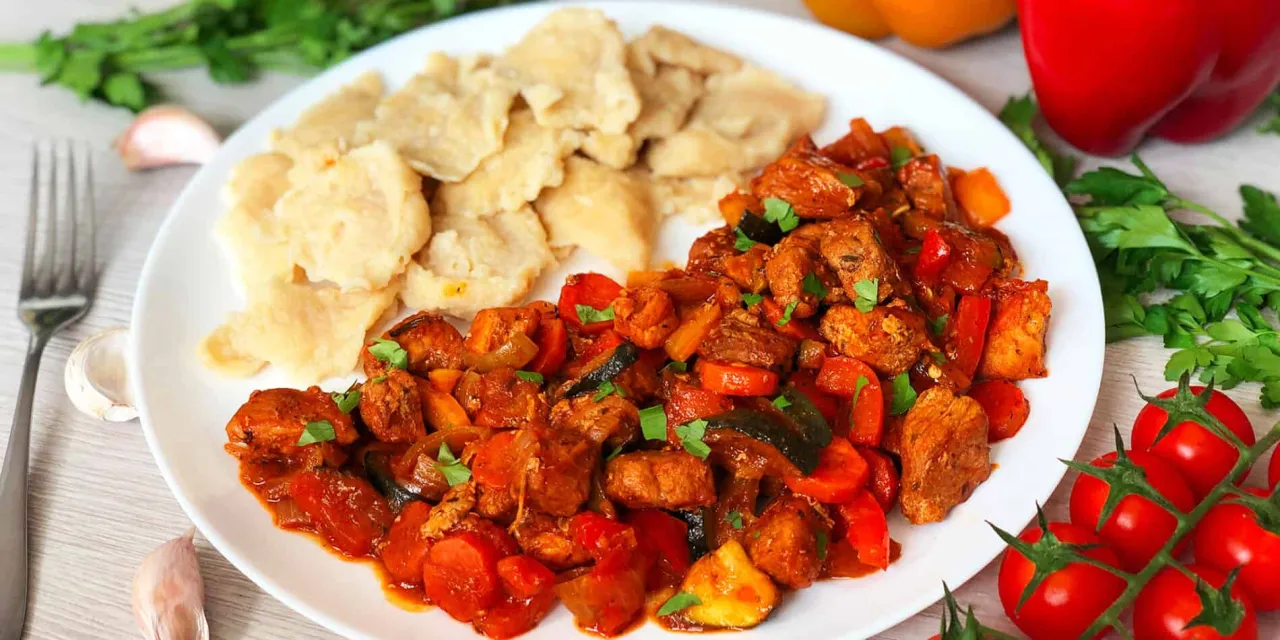 Kluski kładzione z gulaszem i świeżymi ziołami