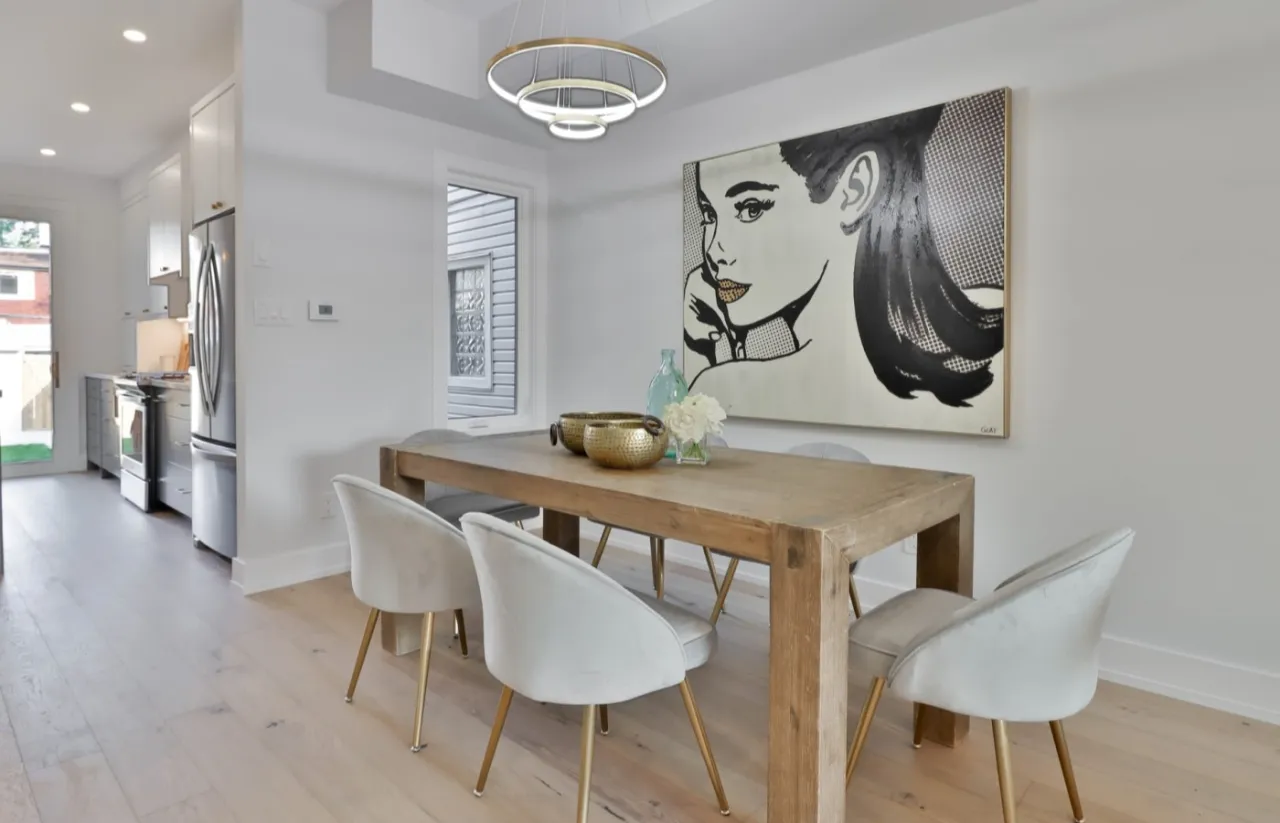 biały stół drewniane krzesła inspiracje