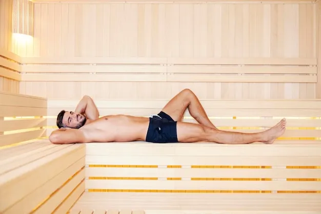 mężczyzna w saunie jacuzzi relaks