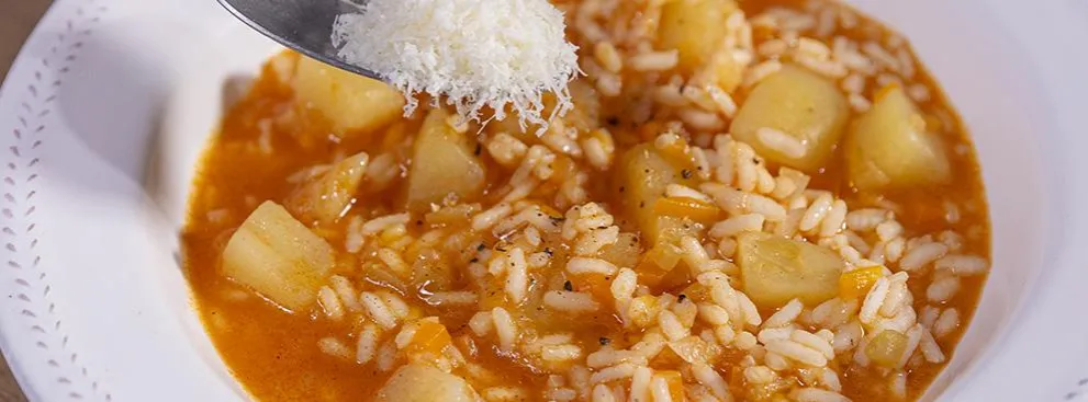 Minestra di riso e patate classica fumante