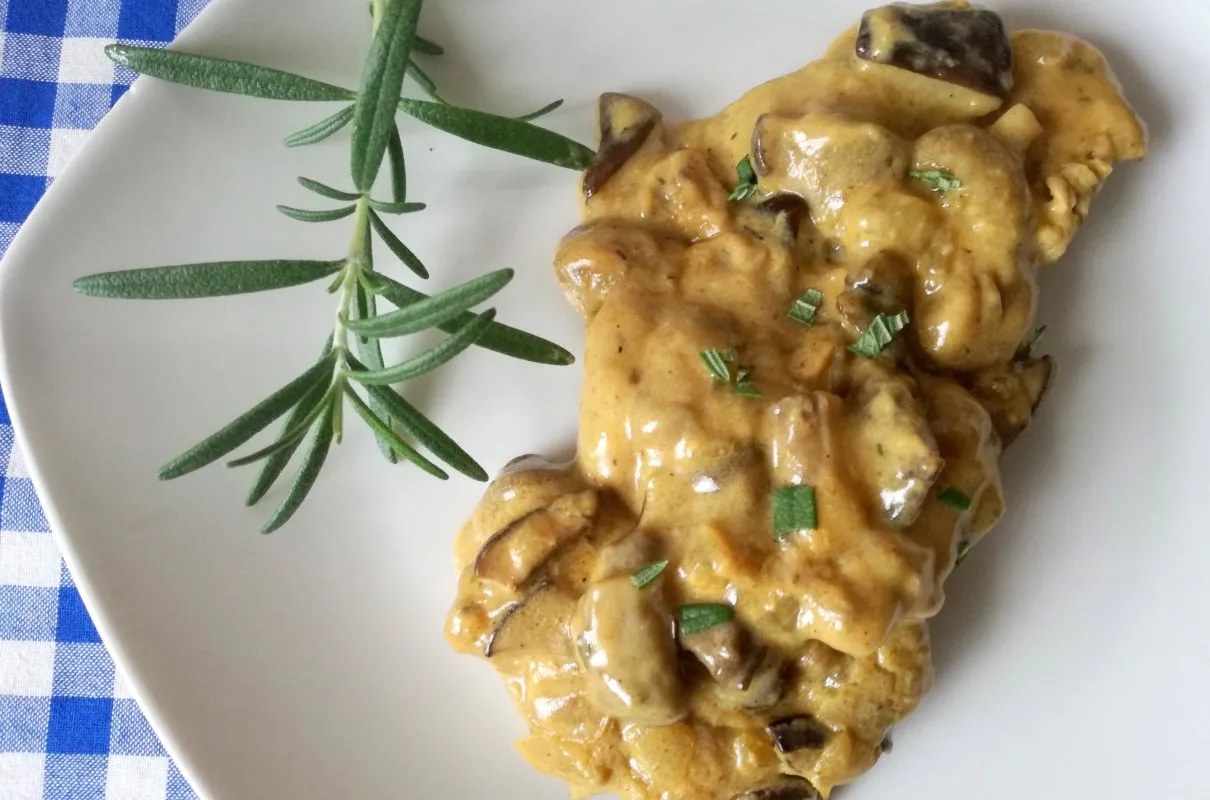 Kluski śląskie z sosem grzybowym i świeżym koperkiem