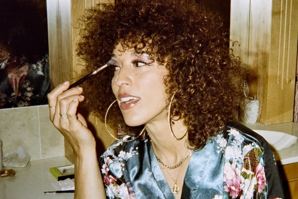 fryzury makijaż lata 70 disco