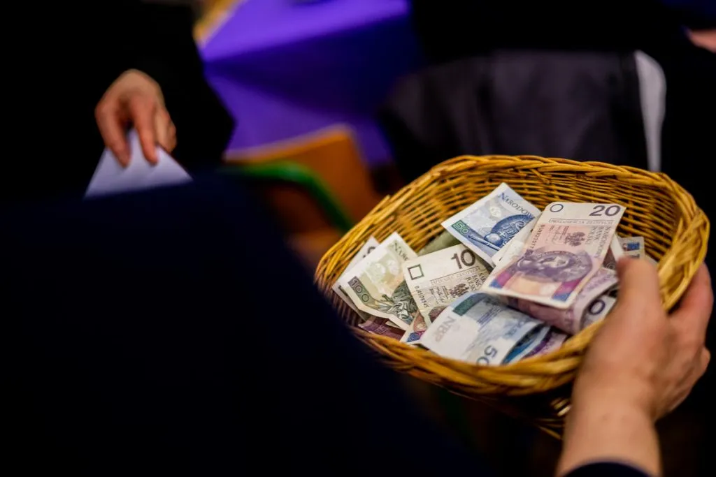 Zdjęcie Z czego utrzymuje się kościół? Odkryj nieznane źródła finansowania
