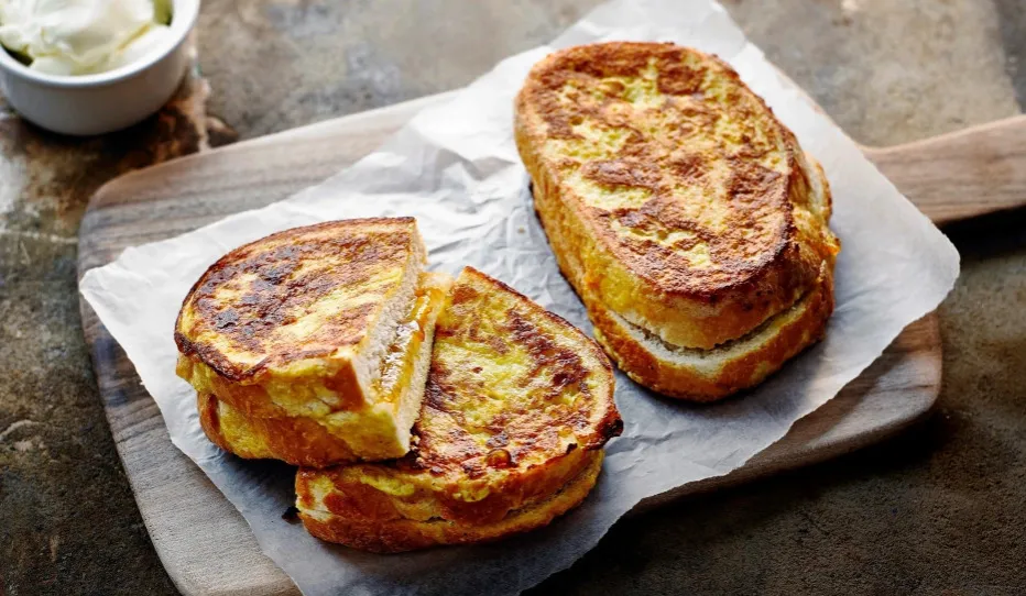 chleb w jajku na słono z dodatkami